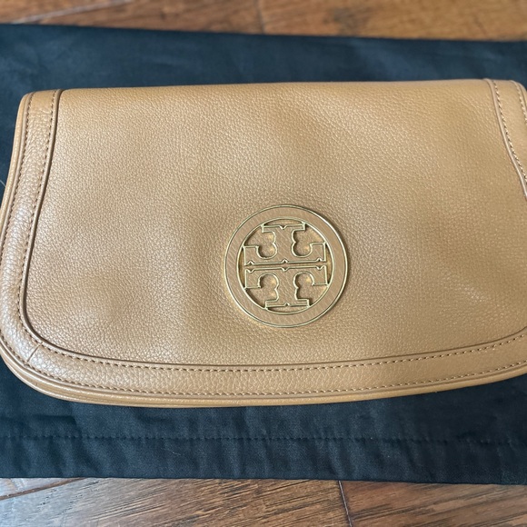 SOLD: Tory Burch Crossbody. EUC. No signs of exterior wear. mark inside. - Picture 2 of 6